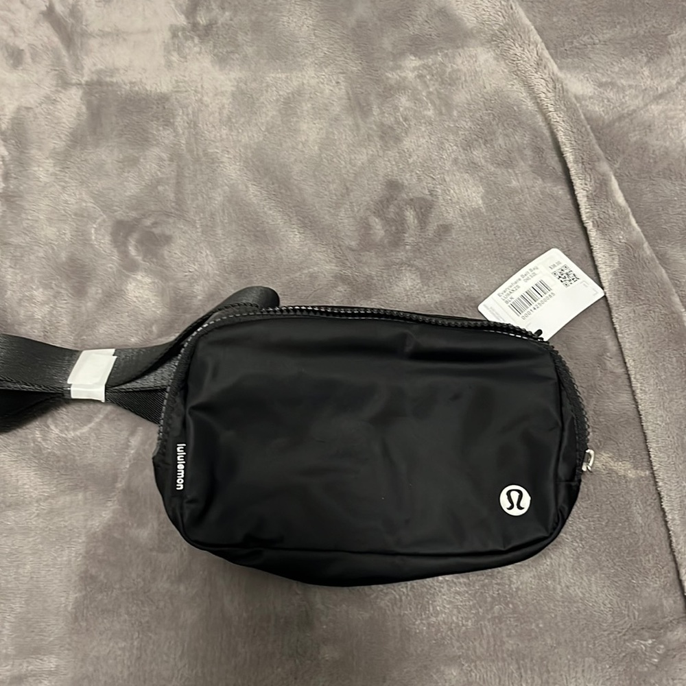 NWT Lululemon Everywhere Belt Bag Black